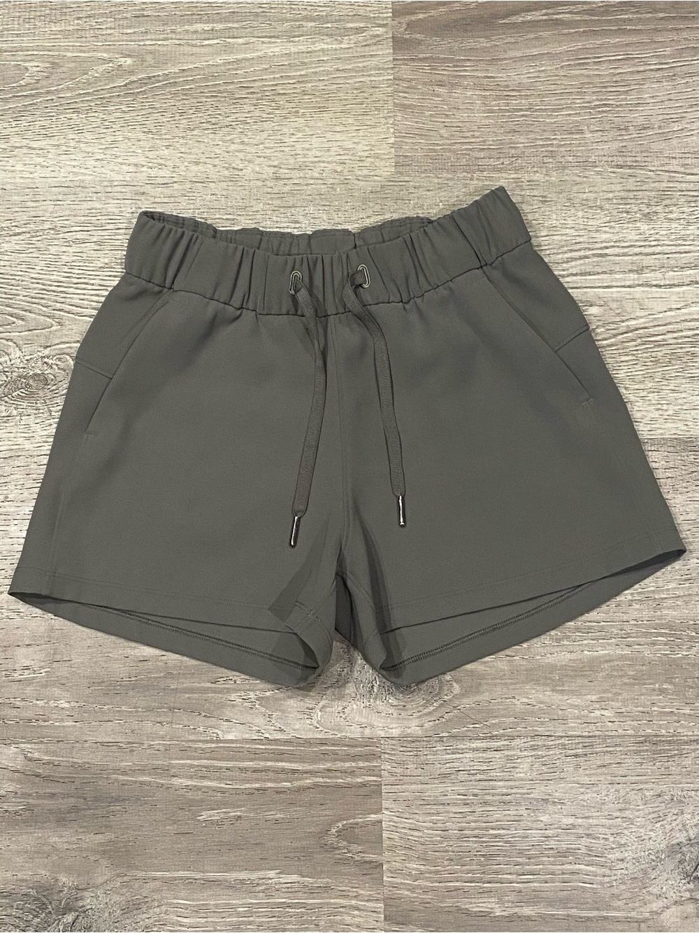 Lululemon On The Fly Short Woven 2.5" Grey Sage 2
